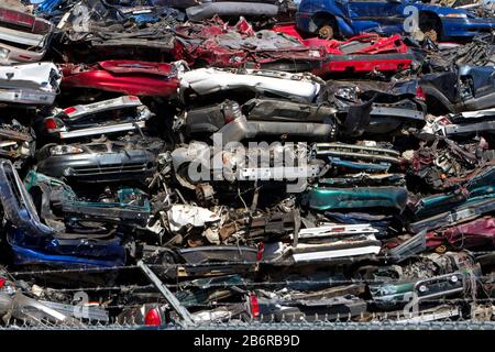 Pile de véhicules broyés destinés au recyclage comme ferraille à Nanaimo, île de Vancouver, C.-B., Canada Banque D'Images