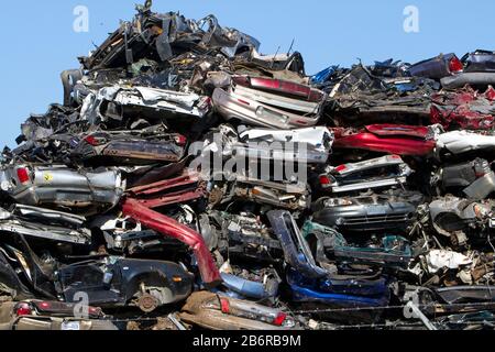 Pile de véhicules broyés destinés au recyclage comme ferraille à Nanaimo, île de Vancouver, C.-B., Canada Banque D'Images