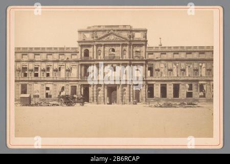 Gezicht op het Palais des Tuileries à Parijs na de marque porte de commune van Parijs vue du Palais des Tuileries à Paris après le feu par la commune de Paris Type de propriété: Photo Cabinet photo Numéro d'article: RP-F F19683 Inscriptions / marques: Annotation, verso, manuscrit: 'Palais des tuileries'winkeliersmerk, verso , estampées 'ALBUMS POUR PHOTOGRAPHIES / STÉRÉOSCOPES monocles / PORTRAITS.CARTES / MAISON Frene / 222.rue le Rivoli.222 / PARIS' Fabricant : photographe: Fabrication anonyme de lieux: Paris Date: 28 mai 1871 - ou 1872 matériau: Technique du papier carton: Albumen imprimer Banque D'Images