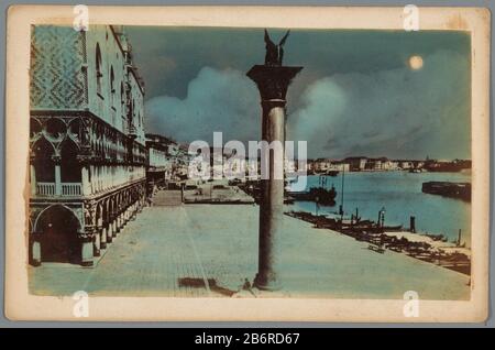 Gezicht op het San Marcoplein met de Colonne di San Marco en de hoek van het Dogepaleis in Venetië Type d'objet : kabinetfoto Objectnummer: RP-F-00-1008 Inscriptions / Merken: Naam, verso, gesempeld: 'Vosmaer’opschrift CA, verso, handgeschreven: 'E' Veniograf': «Veniograf: ... 1870 - ca. 1890 kenmerken physique: Alluminedrak, met de main ingekleurd matériel: Fotopaper karton Techniek: Alluminedrak / met de main kleuren Dimensions: Foto: H 94 mm × b 155 mm Objet: Carré, lieu, cirque, etc.canals, eaux (en ville)colonne, pilier  archite Banque D'Images