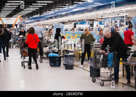 Ishoj, Danemark - 12 mars 2020: Les gens se précipitent dans les supermarchés après au Danemark a été annoncé pandémie Banque D'Images