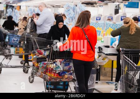 Ishoj, Danemark - 12 mars 2020: Les gens se précipitent dans les supermarchés après au Danemark a été annoncé pandémie Banque D'Images
