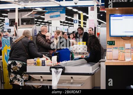 Ishoj, Danemark - 12 mars 2020: Les gens se précipitent dans les supermarchés après au Danemark a été annoncé pandémie Banque D'Images