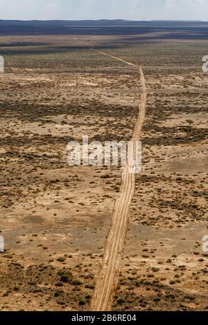 Vue aérienne sur la route de la terre du désert, au milieu de nulle part concept près de la ville de l'arrière-pays de Marree en Australie méridionale Banque D'Images