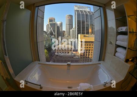 Salle de bains avec vue sur le Westin (maintenant Fullerton Hotel) au 1 Martin Place, Sydney AUS Banque D'Images