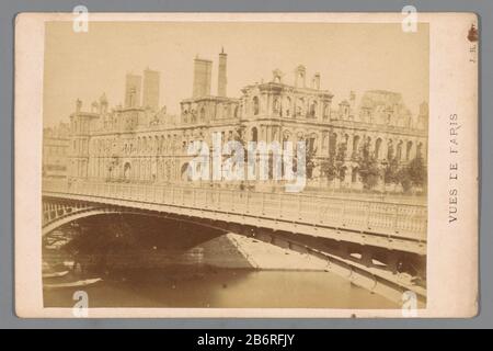 Gezicht op het stadhuis in Parijs na de marque porte de commune van Parijs rues de Paris (servietitel op object) vue de l'Hôtel de Ville de Paris après le feu de la commune ParijsVues de Paris (série title object) Type de propriété: Photo Cabinet photo Numéro d'article: RP-F F19687 Inscriptions / marques: Annotation, verso, manuscrit: 'Hotel the ville' Fabricant : Photographe: JR (propriété cotée) Lieu de fabrication: Paris Date: 28 mai 1871 - ou 1872 matériau: Carton technique: Albumen dimensions imprimées: Milieu secondaire: H 108 mm × W 165 mm Objet: Pont Townhall ruine d'un bâtiment  wh Banque D'Images