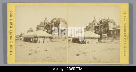 Gezicht op het strand met een tente in Trouville-sur-Mer Villars & ports Maritimes (servietitel op object) vue de la plage dans une tente à Trouville-sur-MerVales & ports Maritimes (series title object) Type de bien: Stéréo photo Numéro d'article: RP-F F06618 Inscriptions / marques: Inscription verso, manuscrite: 'Tente sur la plage et du bains casino, a Trouville'nummer, verso, manuscrit '411.' Fabricant : photographe: Jean Andrieu (propriété cotée) Fabrication De Lieux: Trouville-sur-Mer Dating 1862 - 1876 matériau: Carton d'emballage technique: Albumen dimensions imprimées : milieu secondaire: H 88 × Banque D'Images