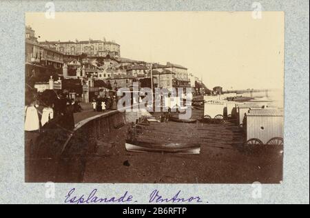 Gezicht op het strand met badkoetsen en roeiboten en de boulevard van Ventnor op Isle of Wight, vue sur la plage avec des calèches et bateaux de baignade et le boulevard de Ventnor sur l'île de Wight, Type d'objet: Photos Numéro d'article: RP-F 1999-4-33 Inscriptions / marques: Signature, verso, écrit en plume: 'Esplanade. Ventnor.' Fabricant : Photographe: Henry Peacock Qui: Ldrecht (attribué à) compilateur: Henry Peacock Wieldrecht Lieu de fabrication: Photographe: Britain Compiler: Pays-Bas Date: 1889 Caractéristiques physiques: Albumen print materiel: Carton de papier: Technique albumen print cotesio Banque D'Images