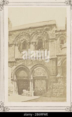 Vue du portail d'entrée du Saint-Sépulcre de JeruzalemJérusalem-la porte du Saint-Sépulcre (titre objet) Type de bien: Page photo Numéro d'article: RP-F 2001-7-134-17 Fabricant : Photographe: Samson (photographe) (bâtiment inscrit) éditeur: N.-J. Philippart (propriété cotée) Lieu de fabrication: Photographe: Jerusalem Éditeur: Paris Date: CA. 1853 - ou pour 1863 matériau: Technique du papier: Albumen dimensions imprimées: Photo: H 97 mm × W 59 mm Objet: Façade (ou maison ou bâtiment) parties de l'extérieur de l'église et annexes: Portail où: Saint-Sépulcre Banque D'Images