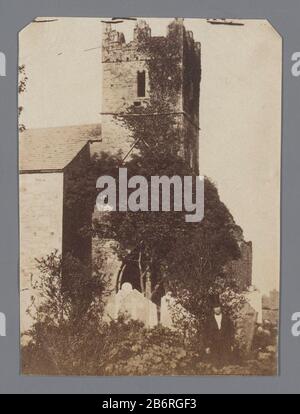 Gezicht op middeleuwse kerktoren met kantelen een deel van de kerk met begraafplaats vue de la tour médiévale de l'église avec des remparts et une partie du cimetière de l'église. Au premier plan, un homme en costume avec un chapeau de tête, qui kijkt. Fabricant de l'appareil photo: Photographe: Anonyme Date: CA. 1875 - env. 1890 Caractéristiques physiques: Albumen matière d'impression: Papier technique: Albumen dimensions d'impression: Photo: H 104 mm × W 76 mm Banque D'Images