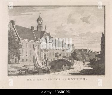 Gezicht op stadhuis te Dokkum Het Stadshuys te Dokkum (objet titel op) vue sur l'hôtel de ville de Dokkum. Au premier plan, un pont et des bateaux sur l'eau. Dans la marge une légende dans le Nederlands. Fabricant : printmaker: Dirk de Jong (propriété listée) au dessin G. Verstege (propriété listée) Lieu de fabrication: Nord Pays-Bas Date: 1779 - 1805 Caractéristiques physiques: Gravure et engrafage: Technique du papier: Gravure / engrafé (procédé d'impression) mesures: Bord de la plaque: H 169 mm × W 215 mmToelielichtOok utilisé: État actuel de la Frise, deuxième partie, 1786. Objet: Hôtel de ville où: Dokku Banque D'Images