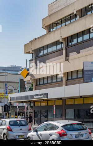 Un bâtiment conçu par la brutalité abrite actuellement une succursale de la Commonwealth Bank à George Street, Parramatta, Nouvelle-Galles du Sud, Australie Banque D'Images