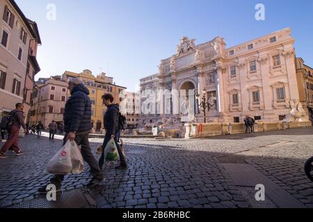 Roma, Italie. 11 mars 2020. Fontaine de Trévi à Rome avec peu de personnes à l'époque de l'épidémie de Covid-19. (Photo De Matteo Nardone/Pacific Press) Crédit: Pacific Press Agency/Alay Live News Banque D'Images