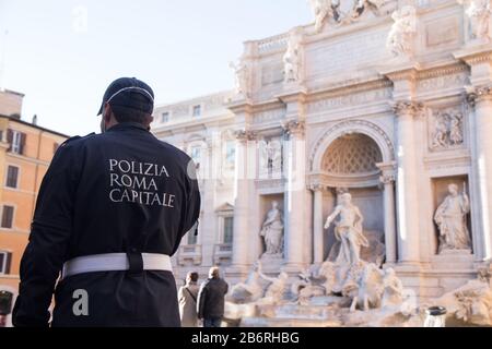 Roma, Italie. 11 mars 2020. Fontaine de Trévi à Rome avec peu de personnes à l'époque de l'épidémie de Covid-19. (Photo De Matteo Nardone/Pacific Press) Crédit: Pacific Press Agency/Alay Live News Banque D'Images