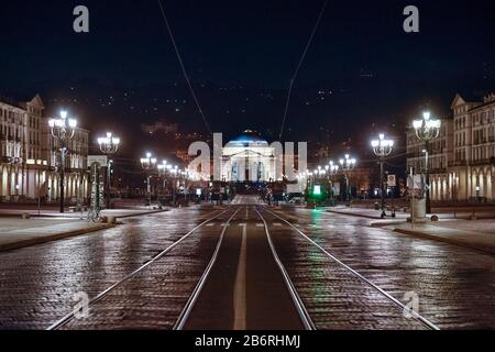 Turin, Italie. 11 mars 2020. Turin, ITALIE - 11 mars 2020: Vue générale montre presque déserte piazza Vittorio. Le gouvernement italien met tout le pays en position de verrouillage alors que l'Italie lutte contre l'épidémie de coronavirus de COVID-19. Entre autres mesures contre la propagation du coronavirus, les cafés et les restaurants sont forcés de fermer à six heures du soir et les mouvements de personnes ne sont autorisés que pour le travail, pour l'achat de biens essentiels et pour des raisons de santé. (Photo De Nicolò Campo/Sipa Usa) Crédit: Sipa Usa/Alay Live News Banque D'Images