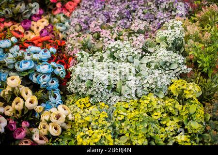 Art floral coloré de fleurs artificielles en vue Banque D'Images