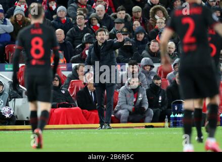 Anfield, Liverpool, Merseyside, Royaume-Uni. 11 mars 2020. Ligue des Champions de l'UEFA, Liverpool contre Atletico Madrid; Diego Simeone, gestionnaire de l'Atletico Madrid, fait des leçons à ses joueurs crédit: Action plus Sports/Alay Live News Banque D'Images