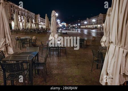 Turin, Italie. 11 mars 2020. Turin, ITALIE - 11 mars 2020: Vue générale montre presque déserte piazza Vittorio. Le gouvernement italien met tout le pays en position de verrouillage alors que l'Italie lutte contre l'épidémie de coronavirus de COVID-19. Entre autres mesures contre la propagation du coronavirus, les cafés et les restaurants sont forcés de fermer à six heures du soir et les mouvements de personnes ne sont autorisés que pour le travail, pour l'achat de biens essentiels et pour des raisons de santé. (Photo De Nicolò Campo/Sipa Usa) Crédit: Sipa Usa/Alay Live News Banque D'Images