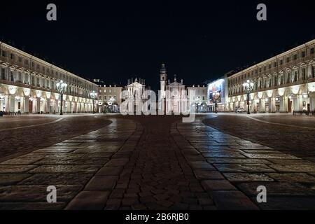 Turin, Italie. 11 mars 2020. Turin, ITALIE - 11 mars 2020: La vue générale montre presque déserte piazza San Carlo. Le gouvernement italien met tout le pays en position de verrouillage alors que l'Italie lutte contre l'épidémie de coronavirus de COVID-19. Entre autres mesures contre la propagation du coronavirus, les cafés et les restaurants sont forcés de fermer à six heures du soir et les mouvements de personnes ne sont autorisés que pour le travail, pour l'achat de biens essentiels et pour des raisons de santé. (Photo De Nicolò Campo/Sipa Usa) Crédit: Sipa Usa/Alay Live News Banque D'Images