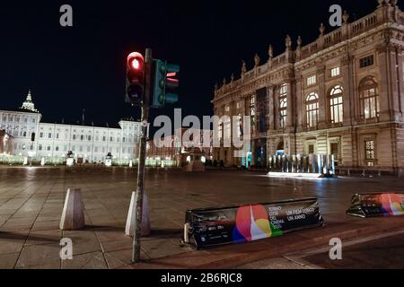 Turin, Italie. 11 mars 2020. Turin, ITALIE - 11 mars 2020: Un feu de signalisation presque déserté piazza Castello montre le feu rouge. Le gouvernement italien met tout le pays en position de verrouillage alors que l'Italie lutte contre l'épidémie de coronavirus de COVID-19. Entre autres mesures contre la propagation du coronavirus, les cafés et les restaurants sont forcés de fermer à six heures du soir et les mouvements de personnes ne sont autorisés que pour le travail, pour l'achat de biens essentiels et pour des raisons de santé. (Photo De Nicolò Campo/Sipa Usa) Crédit: Sipa Usa/Alay Live News Banque D'Images