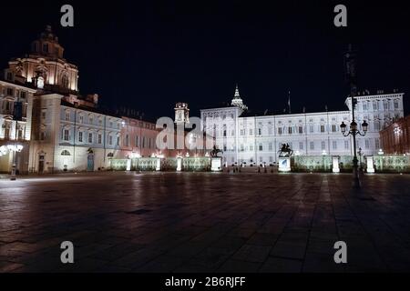 Turin, Italie. 11 mars 2020. Turin, ITALIE - 11 mars 2020: Vue générale montre presque déserte piazza Castello. Le gouvernement italien met tout le pays en position de verrouillage alors que l'Italie lutte contre l'épidémie de coronavirus de COVID-19. Entre autres mesures contre la propagation du coronavirus, les cafés et les restaurants sont forcés de fermer à six heures du soir et les mouvements de personnes ne sont autorisés que pour le travail, pour l'achat de biens essentiels et pour des raisons de santé. (Photo De Nicolò Campo/Sipa Usa) Crédit: Sipa Usa/Alay Live News Banque D'Images