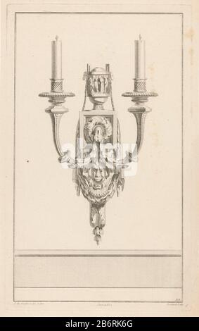 une girandole ornée à deux armés avec des figurines de vase, des motifs feuilles et un masseur. Fabricant : printmaker: BERTHAult (propriété cotée) conçu par: Jean-Charles Delafosse (bâtiment classé) éditeur: Jacques-François Chéreau (propriété cotée) Lieu de fabrication: Paris Date: 1771 Caractéristiques physiques: Gravure et engring matériau: Technique du papier: Gravure / engrpe (procédé d'impression) mesures: Bord de la plaque: H 370 mm × W 225 mm Objet: lustre, candelabrumvase  masque d'ornement, mascaron  ornement Banque D'Images