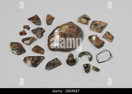 Drie glasscherven van de hals van een groene wijnfles met losse kurk en koperdraad. Vijftien scherven van de bodem en buik van wijnflessen. Fabricant : glasblazer: Datant: 1700 - 1735 matériau: Groen glas kurk ijzerdraad Dimensions: H 2,6 cm. (grooste) × b 8,5 cm. × d 5,8 cm. × h 1,3 cm. (kleinste) × b 1,7 cm. × d 0,3 cm. Date: 1729 - 1735Vie: Verenigde Oostindische Compagnie't Vliegend Hart (schip) Banque D'Images