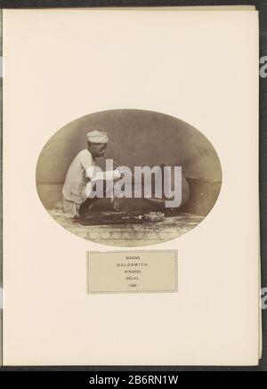 Goudsmid aan het werk à Delhi Sonar Goldsmith Hindoo Delhi (objet titel op) Goldsmith travaillant à DelhiSonar. Goldsmith. Hindoo. Delhi (titre objet) Type de bien: Page photo Numéro d'article: RP-F-2001-7-1122D 13 Inscriptions / marques: Numéro, recto, imprimé: (186) Fabrication Créateur: Photographe: Shepherd & Robertson (éventuellement) Fabrication De Place: Delhi Dating: Vers 1859 - ou 1869 matériau: Papier technique: Albumen dimensions imprimées: Photo: H 129 mm × 175 mm Sujet: courses humaines; gens; nationaliteitenjeweler, orfèvre, orfèvre Banque D'Images
