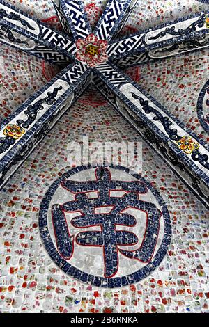 Mosaïque dans la Pagode vietnamienne Ve Chai. Pagode Linh Phuoc ou Pagode Ve Chai - un temple de dragon bouddhiste dans la ville de Dalat au Vietnam. Banque D'Images
