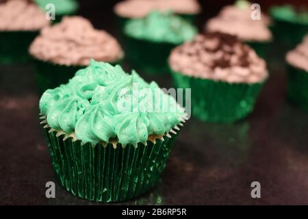 Gros plan de Cupcakes À La Décoration verte pour l'anniversaire ou l'événement avec des biscuits miettes Banque D'Images