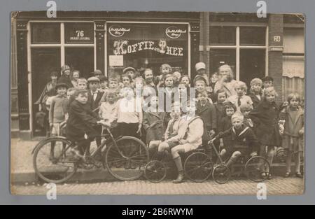 Groepsportret van kinderen voor een kruidenierswinkel Portrait d'enfants pour une épicerie types d'articles: Carte postale photo Numéro d'article: RP-F F21227 Fabricant : Photographe: Fabrication anonyme: Pays-Bas Date: CA. 1915 - ca. 1930 matériau: Technique du papier: Gélatine argent dimensions de l'impression: Photo: H 88 mm x b 138 mm Objet: Personnes historiques anonymes Représentées dans un groupe, dans un bouclier de rue de groupe-portrait Banque D'Images