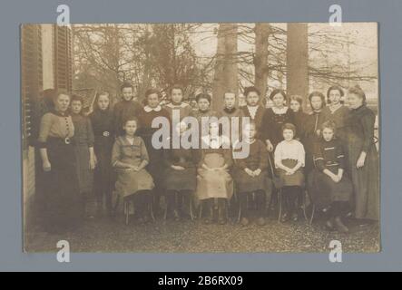 Groepsportret van kinderen en onbekende vrouwen Groupe portrait d'enfants femme inconnue type d'objet: Carte postale photo Numéro d'article: RP-F F21230 Fabricant : Photographe: Anonyme Date: Du ou après 1907 - vers 1915 matériau: Papier technique: Gélatine argent dimensions: Photo: H 88 mm × W 137 mm Objet: Les personnes historiques enfantées Représentées dans un groupe, dans un groupe-portrait Banque D'Images