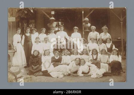 Groepsportret van kinderen en onbekende vrouwen Groupe portrait d'enfants femme inconnue type d'objet: Carte postale photo Numéro d'article: RP-F F21228 Fabricant : Photographe: Anonyme Date: Du ou après 1907 - vers 1915 matériau: Papier technique: Gélatine argent dimensions: Photo: H 88 mm × W 137 mm Objet: Les personnes historiques enfantées Représentées dans un groupe, dans un groupe-portrait Banque D'Images