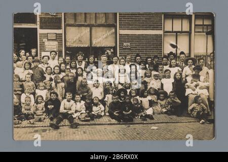 Groepsportret van kinderen en onbekende vrouwen voor een kruidenierszaak (vermoedelijk) te Westzaan Portrait du groupe des enfants et des femmes inconnues pour une épicerie (vraisemblablement) à Westzaan Type de bien: Photo carte postale Numéro d'article: RP-F F21226 Fabricant : Photographe: Fabrication anonyme: Westzaan Date: Ou après 1907 matériel: Papier technique : gélatine argent imprimer dimensions: Photo: H 88 mm × W 137 mm Objet: Enfants anonymes personnes historiques Représentées dans un groupe, dans un groupe-portrait façade (ou maison ou bâtiment) Banque D'Images