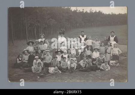 Groepsportret van kinderen en onbekende vrouwen op een open plek in een bos Group Portrait of Children and unknown Women in a clearing in a bos Type d'objet : photo carte postale Numéro d'article: RP-F F21231 Fabricant : Photographe: Anonyme Date: Le ou après 1907 - vers 1915 matériel: Technique papier: Gélatine argent imprimé Dimensions: Photo : h 88 mm × W 137 mm Objet: Historique enfantin Dépeint des personnes dans un groupe, dans une forêt de groupe-portrait, bois Banque D'Images