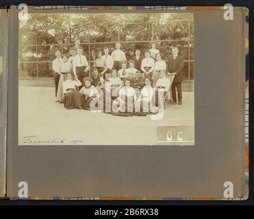 Groepsportret van leden van een tennisclub Album Leaf avec un groupe de portraits de membres (hommes et femmes) d'un tennis sur un court de tennis. La signification de l'expression 'O.C.' dans la photo est inconnue. Partie de la photo d'une famille néerlandaise inconnue avec des connexions au Suriname et aux Antilles néerlandaises de l'est (2) . Fabricant : Photographe: Fabrication anonyme: Pays-Bas Date: 1910 matériel: Papier carton technique: Gélatine d'été argent dimensions: Album sheet: H 235 mm × W 292 mm Sujet tennis, pelouse -tennis (+ sportif, joueur, etc.) Où: Pays-Bas Banque D'Images