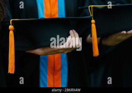 L'arrière-plan des diplômés de l'université s'inscrit dans le cadre de la cérémonie de remise des diplômes universitaires. Diplôme universitaire en cerebraation. Banque D'Images