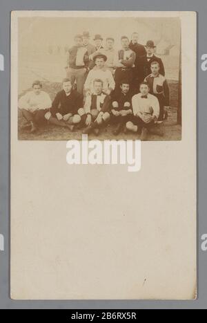 Groepsportret van onbekende mannen (vermoedelijk) dans voetbalkleding Group portrait d'hommes inconnus (vraisemblablement) dans des vêtements de football type d'objet: Carte postale photo Numéro d'article: RP-F F21427 Fabricant : Photographe: Anonyme Date: CA. 1900 - ca. 1907 matériel: Papier technique: Gélatine argent imprimer dimensions: Photo: H 60 mm x b 78 mm Objet: Anonyme historique Dépeint des personnes dans un groupe, dans un groupe-portrait de football, football (prénoms: Soule, Choule, Cholle) Banque D'Images