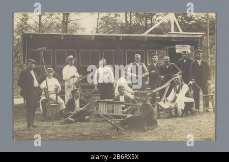 Groepsportret van onbekende mannen met werktuigen (vermoedelijk) voor een werkplaats in een bos Portrait de groupe d'hommes inconnus avec des outils (vraisemblablement) pour un atelier dans un bos Type d'objet : photo carte postale Numéro d'article: RP-F F27175 Fabricant : Photographe: Fabrication anonyme: Pays-Bas Date: CA. 1907 - ca. 1920 matériau: Papier technique : gélatine argent dimensions: Photo: H 87 mm × W 138 mm Objet: Personnes historiques anonymes Représentées dans un groupe, dans un atelier de groupe-portrait Banque D'Images