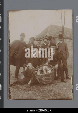 Groepsportret van onbekende mannen rond een mand met lege flessen Group portrait d'hommes inconnus autour d'un panier avec bouteilles vides type d'objet: Photo Numéro d'article: RP-F F20615 Fabricant : Photographe: Anonyme Date: CA. 1900 - ca. 1920 matériau: Papier technique: Gélatine argentée dimensions: Photo: H 82 mm x b 58 mm Objet: Personnes historiques anonymes Représentées en groupe, dans un conteneur de groupe-portrait en matières végétales autres que le bois: Bouteille de vin Banque D'Images