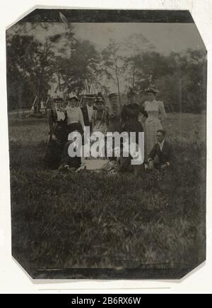 Groepsportret van negen vrouwen (onder wie Estelle Hopping) en vier mannen staand en zittend in het gras Portrait de neuf femmes (sous Qui: Estelle Hopping) et quatre hommes assis et debout dans le type d'objet herbe: Photo Numéro d'article: RP-F 2007-259 Inscriptions / marques: Annotation, on passe-partout, écrit en crayon 'sept.6.1892 / Estelle Hopping / debout extrême droite' Fabricant : Photographe: Fabrication anonyme: États-Unis (possible) Date: Sep 6 1892 Caractéristiques physiques: Papier photo en matériau Mat: Papier métallique technique: Ferrotypie Dimensions: 126 h mm × W 92 mm Banque D'Images