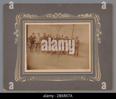 Groepsportret van onbekende mannen met fietsen Groupe portrait d'hommes inconnus avec bicyclette type d'objet: Photo Numéro d'article: RP-F F21387 Fabricant : Photographe: Anonyme Date: CA. 1910 - ca. 1930 matériau: Technique du papier carton: Gélatine argentée dimensions: Photo: H 83 mm × W 113 mm Sujet : personnes historiques anonymes Représentées en groupe, en vélo de groupe-portrait Banque D'Images