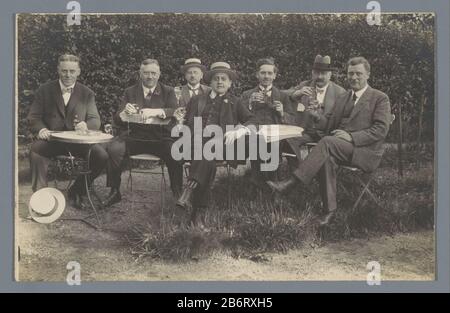 Groepsportret van zeven onbekende mannen op een grindpad Portrait de sept hommes non identifiés sur un chemin de gravier Type d'objet: Carte postale photo Numéro d'article: RP-F F21173 Fabricant : Photographe: Anonyme Date: CA. 1920 - ca. 1930 matériau: Technique du papier: Gélatine argent imprimer dimensions: Photo: H 88 mm × W 138 mmla société ToelichtingHetzelfde est photographiée en RP-F F21172. Objet: Les personnes historiques mananonymes adultes Représentées dans un groupe, dans un groupe-portrait Banque D'Images