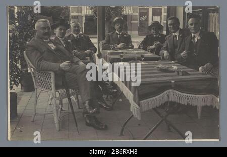 Groepsportret van zeven onbekende mannen rond een tafel Group portrait de sept hommes non identifiés autour d'un type d'objet de table: Carte postale photo Numéro d'article: RP-F F21172 Fabricant : Photographe: Anonyme Date: CA. 1920 - ca. 1930 matériau: Technique du papier: Gélatine argent imprimer dimensions: Photo: H 88 mm × W 138 mmla société ToelichtingHetzelfde est photographiée en RP-F F21173. Objet: Les personnes historiques mananonymes adultes Représentées dans un groupe, dans une table de groupe-portrait Banque D'Images