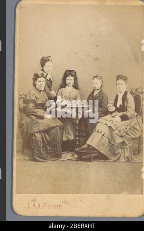 Groepsportret vijf vrouwen rond tafel Group portrait de cinq femmes autour de la table type d'objet: Picture carte-de-visite Numéro d'objet: RP-F F22370 Fabricant : Photographe: L.A.A. Perrin (bâtiment classé) En Date du : 1873 - 1874 Dimensions : entier : H 101 mm × W 62 mm Banque D'Images