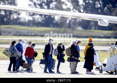 Oakland, États-Unis. 11 mars 2020. Les passagers du navire de croisière Grand Princess embarquent dans un avion affrété à l'aéroport international d'Oakland à Oakland, en Californie, le mercredi 11 mars 2020. Photo de Peter DaSilva/UPI crédit: UPI/Alay Live News Banque D'Images