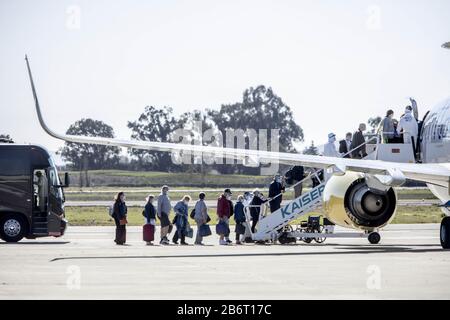 Oakland, États-Unis. 11 mars 2020. Les passagers du navire de croisière Grand Princess embarquent dans un avion affrété à l'aéroport international d'Oakland à Oakland, en Californie, le mercredi 11 mars 2020. Photo de Peter DaSilva/UPI crédit: UPI/Alay Live News Banque D'Images