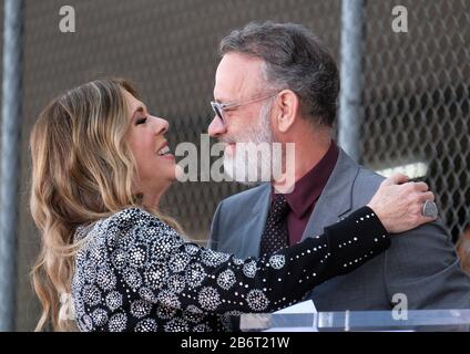 Photo de fichier. 11 mars 2020. Tom Hanks et Rita Wilson ont annoncé qu'ils ont fait des tests positifs pour le coronavirus COVID-19 alors qu'ils étaient en Australie. Hanks était sur le point de commencer la production sur un film. Photo: 25 mars 2019, Los Angeles, Californie, États-Unis: Tom HANKS assiste à une cérémonie où SA femme RITA WILSON honore une étoile sur le Hollywood Walk of Fame dans la catégorie de Motion Pictures, lundi, crédit: Ringo Chiu/ZUMA Wire/Alay Live News Banque D'Images