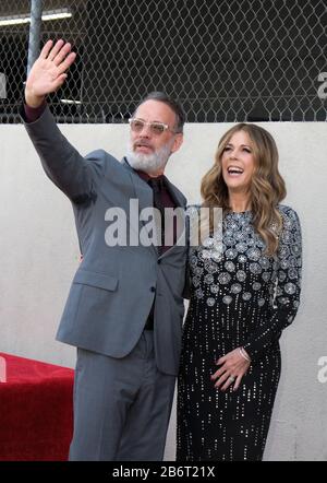 Photo de fichier. 11 mars 2020. Tom Hanks et Rita Wilson ont annoncé qu'ils ont fait des tests positifs pour le coronavirus COVID-19 alors qu'ils étaient en Australie. Hanks était sur le point de commencer la production sur un film. Photo: 25 mars 2019, Los Angeles, Californie, États-Unis: Tom HANKS assiste à une cérémonie où SA femme RITA WILSON honore une étoile sur le Hollywood Walk of Fame dans la catégorie de Motion Pictures, le lundi 25 mars 2019, à Los Angeles. Crédit: Ringo Chiu/Zuma Wire/Alay Live News Banque D'Images