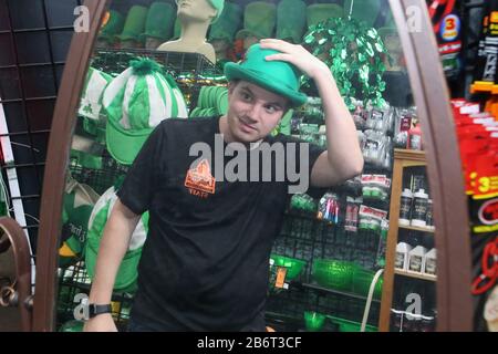 St. Louis, États-Unis. 11 mars 2020. Ethan Brock, regarde dans le miroir alors qu'il tente sur un derby vert préparer des expositions pour la Saint-Patrick Day à son magasin, Johnnie Brock's Dungeon Party Warehouse, à St. Louis, le 11 mars 2020. Les autorités ont annoncé que la populaire parade du centre-ville de la Saint-Louis Saint-Patricks prévue pour le 3/14/2020, a été reportée en raison des craintes du coronavirus. Photo de Bill Greenblatt/UPI crédit: UPI/Alay Live News Banque D'Images